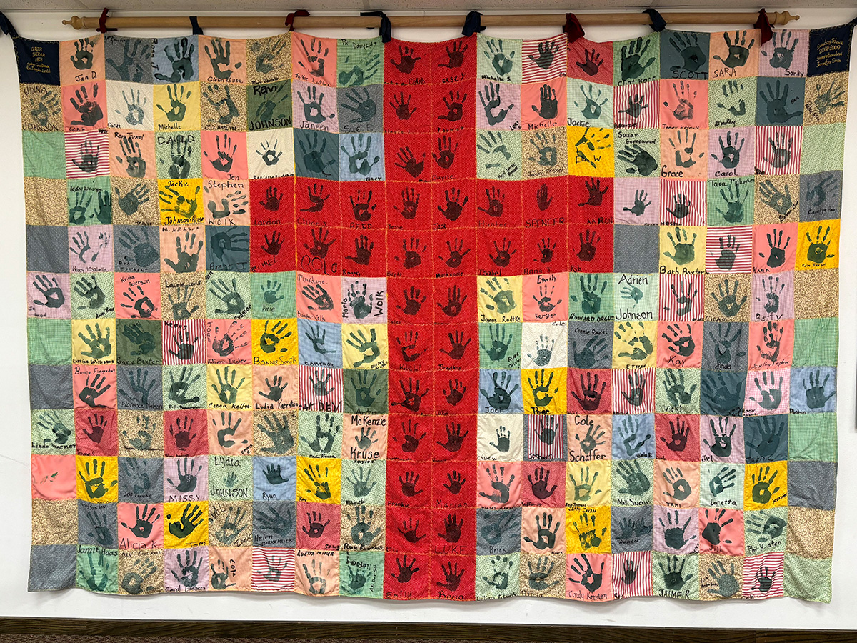 CLC HANDPRINTS CROSS QUILT